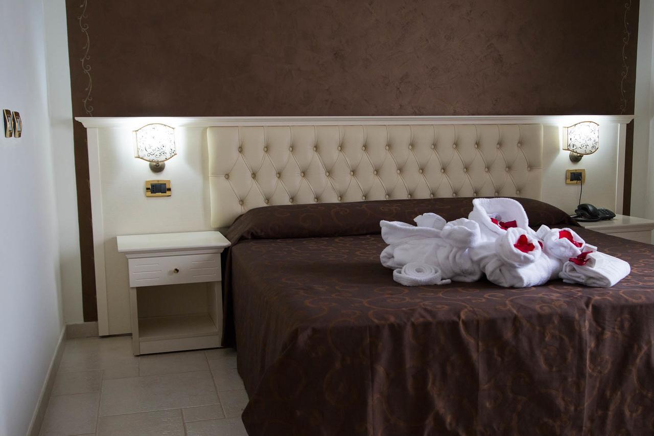 Hotel Madonna Delle Grazie Ceglie Messapica Exteriör bild