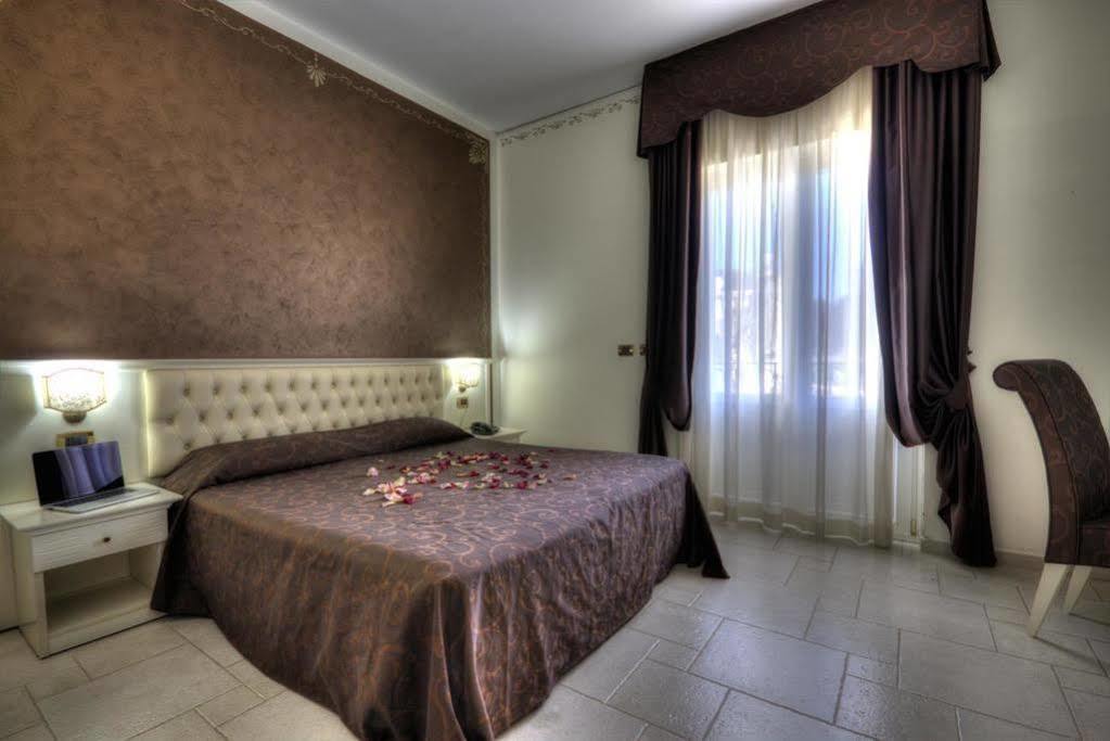 Hotel Madonna Delle Grazie Ceglie Messapica Exteriör bild