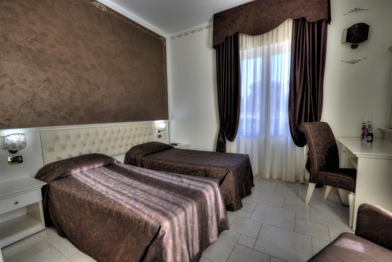 Hotel Madonna Delle Grazie Ceglie Messapica Exteriör bild